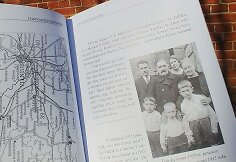 Šumskų šeima dvaro sodyboje 1935 m.