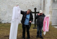 Spektaklio „Feast Fashion“ aktoriai vilkės benamių kurtus kostiumus
