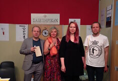 Leidyklos &bdquo;&Scaron;ekspyrikon&ldquo; stende. I&scaron; kairės: vertėjas S. Souliotis, sudarytoja D. Staponkutė, poetai A. Kaziliūnaitė ir M. Burokas.