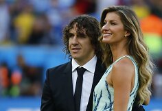 Carlesas Puyolas ir Gisele Bundchen į &bdquo;Maracana&ldquo; stadioną įne&scaron;ė Pasaulio futbolo čempionato nugalėtojų trofėjų
