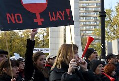 Per Lenkiją ritasi nauja protestų banga dėl planų suvaržyti moterų teisę nutraukti nė&scaron;tumą