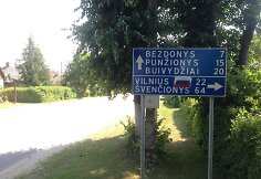„Sveikinimas“ Valstybės dienos proga: vandalai Nemenčinę išmargino Rusijos vėliavomis