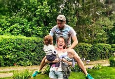 Ieva Kačinskaitė-Urbonienė su vyru Simonu ir vaikais