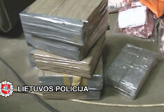 Įgyvendinę tarptautinę operaciją pareigūnai i&scaron; rinkos i&scaron;ėmė kilogramus narkotikų, aptiko ginklų ir vogtų daiktų.