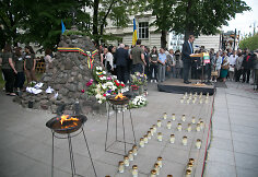 Vilniuje prie paminklo Lietuvos tremtiniams pradėti skaityti tremtinių vardai ir pavardės.
