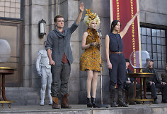 Jennifer Lawrence, Elizabeth Banks ir Joshas Hutchersonas filme „Bado žaidynės. Ugnies medžioklė“