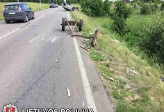 Vilniaus rajone automobilis trenkėsi į arklio traukiamą vežimą