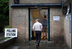 Britanijos rinkėjai pradėjo balsuoti istoriniame referendume dėl tolesnės &scaron;alies narystės Europos Sąjungoje