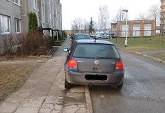 Pusiau ant šaligatvio pastatytas „Volkswagen“ automobilis