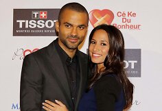 Tony Parkeris su Axelle Francine