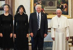 Ivanka Trump, Melania Trump, Donaldas Trumpas ir popiežius Pranci&scaron;kus