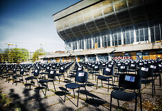 I&scaron;rikiuotos kėdės prie Vilniaus koncertų ir sporto rūmų