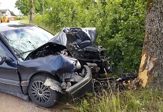 Į medį atsitrenkęs „Renault“ automobilis