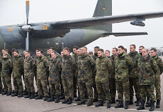 Į Kauno oro uostą atskrido pirmoji Vokietijos karių grupė