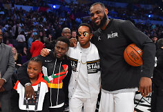 Kevinas Hartas su sūnumi Hendrixu, Ludacrisas ir LeBronas Jamesas