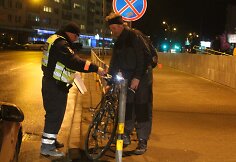 Automobilis partrenkė dviratininkę