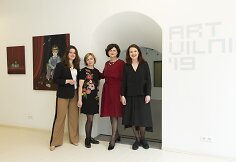 Meno mugės &bdquo;ArtVilnius&rsquo;19&rdquo; komanda Monikos Plentauskaitės kūrinio, kurį paskolino Oskaras Kor&scaron;unovas.