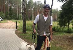 Robertas Javtokas savo sodyboje
