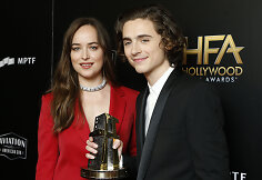 Dakota Johnson ir Timothee Chalamet'as