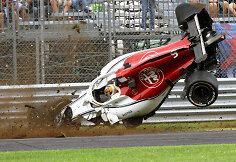 &bdquo;Formulė 1&ldquo;: kvapą gniaužianti Marcuso Ericssono (&bdquo;Sauber&ldquo;) avarija Monzoje