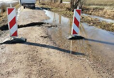 Priekulės seniūnijoje vanduo i&scaron;graužė kelią