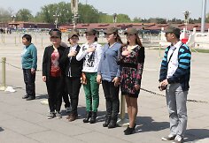 Patriotiškai nusiteikusios pekinietės Tiananmenio aikštėje