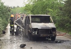 Sudegęs mikroautobusas įvykio vietoje