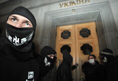 Ukrainos ultranacionalistinio judėjimo &bdquo;Pravyj sektor&ldquo; nariai prie Auk&scaron;čiausiosios Rados