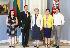 Edgaras Montvidas su artimaisiais ir prezidente Dalia Grybauskaite