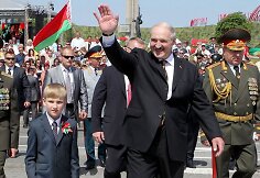 Baltarusijos prezidentas Aleksandras Lukašenka su sūnumi Nikolajumi