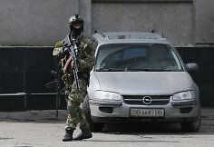 Ginkluotas ir karine uniforma apsirengęs vyras Slaviansko mieste