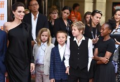 Angelina Jolie su vaikais (i&scaron; kairės) Vivienne, Knoxu, Shiloh ir Zahara