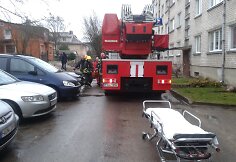 Tauragėje ugniagesiai penktame aukšte gelbėjo insulto ištiktą moterį