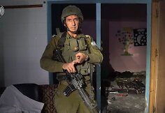 Izraelio kariuomenės atstovas spaudai Danielis Hagari rodo atrastą &bdquo;Hamas&ldquo; vadavietę