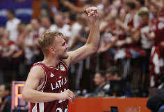 Arturas Žagaras ir kiti Latvijos rinktinės vyrai įveikė Prancūziją ir eliminavo ją i&scaron; kovos dėl auk&scaron;tų vietų pasaulio čempionate.
