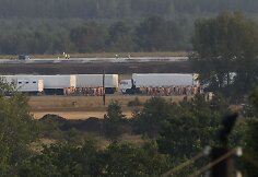 Rusijos &bdquo;humanitarinės pagalbos&ldquo; sunkvežimiai prie Voronežo miesto