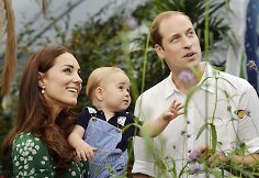 Princas Williamas ir Kembridžo hercogienė Catherine su sūnumu George'u