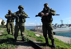 Rusijos kariai netoli Ukrainos karinio laivo &bdquo;Slavutyčius&ldquo;, Sevastopolyje.