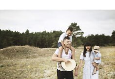 Rolandas ir Ieva Mackevičiai su vaikais