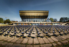 I&scaron;rikiuotos kėdės prie Vilniaus koncertų ir sporto rūmų