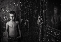 Fotografija i&scaron; serijos &bdquo;Senų dvarų vaikai&ldquo;