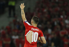 Granitui Xhaka suplyšo ir antri marškinėliai