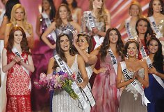 Gabriela Isler karūnuoja 2014-ųjų &bdquo;Mis Visatą&ldquo; &ndash; kolumbietę Pauliną Vega. De&scaron;inėje &ndash; Patricija Belousova