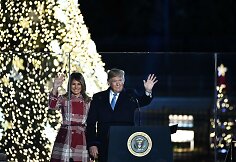 Prezidentas Donaldas Trumpas su žmona Melania įžiebė pagrindinę JAV Kalėdų eglę