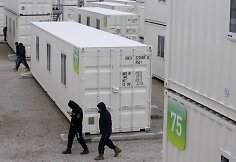 Dalis migrantų prie Kalė perkelti į jūrinius konteinerius