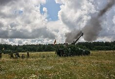 Lietuvos kariuomenės savaeigės haubicos PzH2000 pratybose &bdquo;Ugninis griausmas&ldquo;