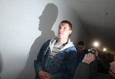 Į teismą vedami sulaikyti jaunuoliai