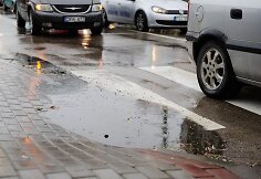 Automobilis „Opel“ partrenkė moterį