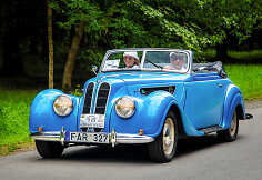 Ponai Larisa ir Arūnas bei „BMW 327 Cabriolet“, 1939 m. Automobilio savininkas – Arūnas Adomaitis
