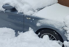 Apsnigtas automobilis. BMW Vilniuje